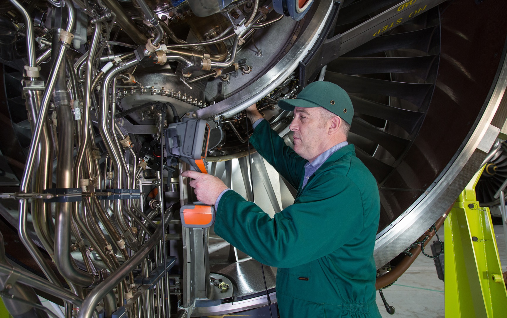 使用韋林工業(yè)內(nèi)窺鏡檢查航空發(fā)動機 使用韋林工業(yè)內(nèi)窺鏡檢查航空發(fā)動機